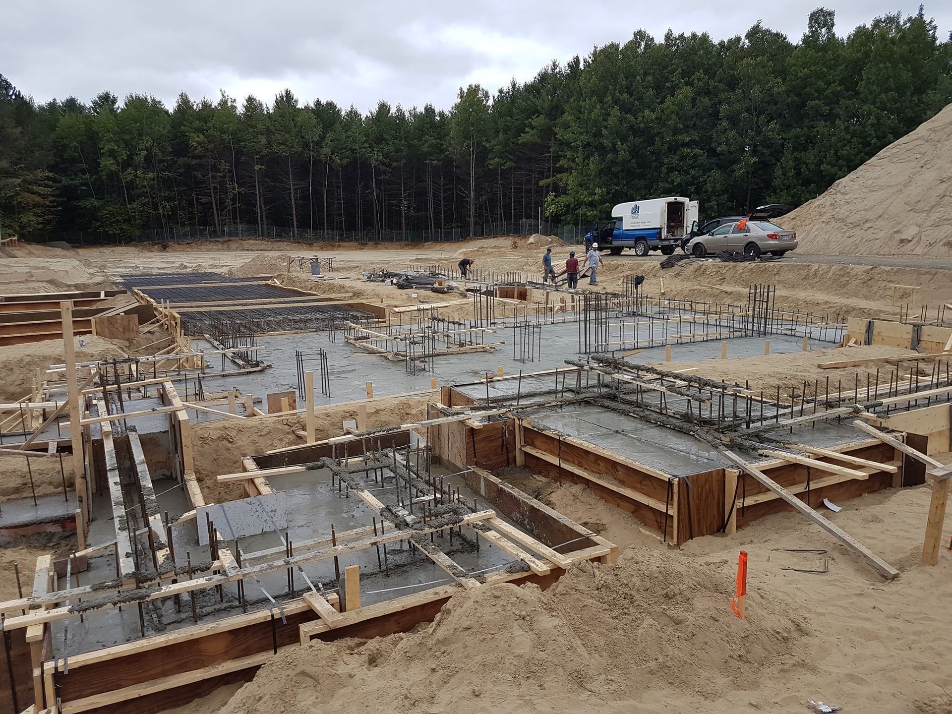Un chantier avec beaucoup de béton coulé.