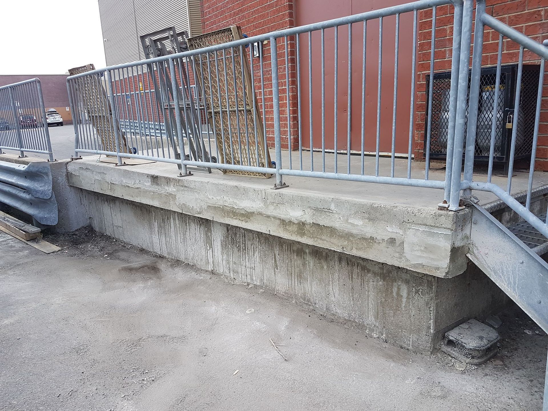 Un bâtiment en brique avec des escaliers et une rampe en métal