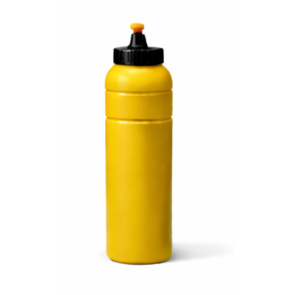 Gele sportwaterfles met zwarte dop en oranje tuit op een witte achtergrond.