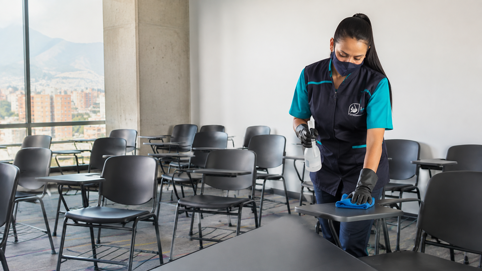 Empleada de servicios generales en un salon de universidad