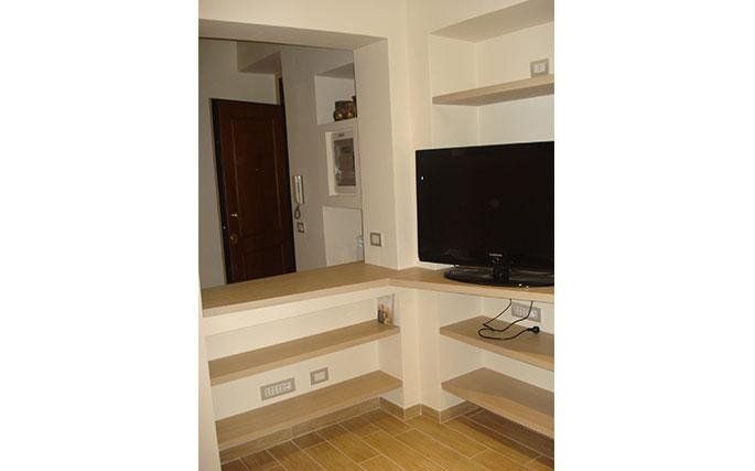 Salotto con mobili e tv