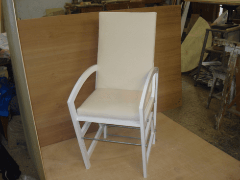 Sedia in legno di colore bianco