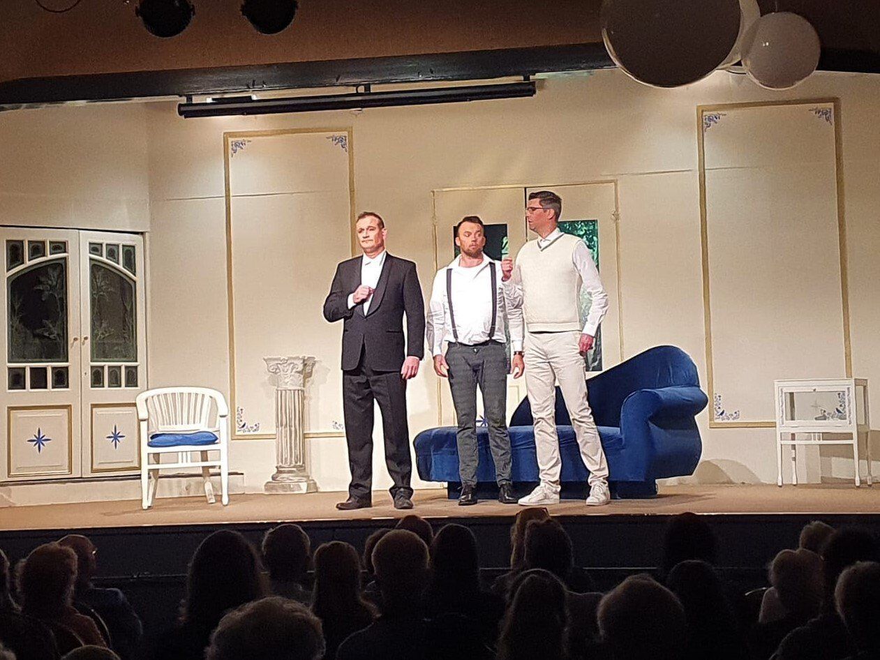 De tante van Charlie. Brasschaet  wordt onder druk gezet door Rogier van Aerdenhout en Charles Weijckerham.
