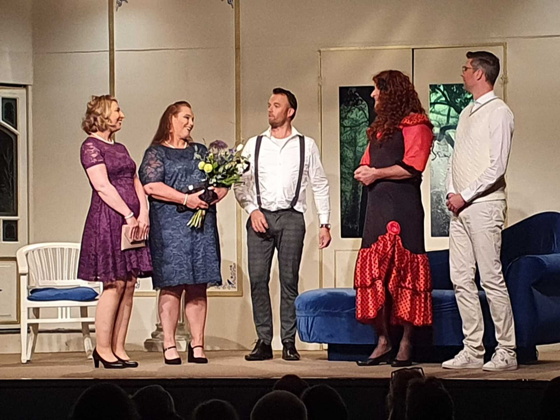 De tante van Charlie. Eline en Celine Heemstede geloven dat Brasschaet de tante van Charlie is.