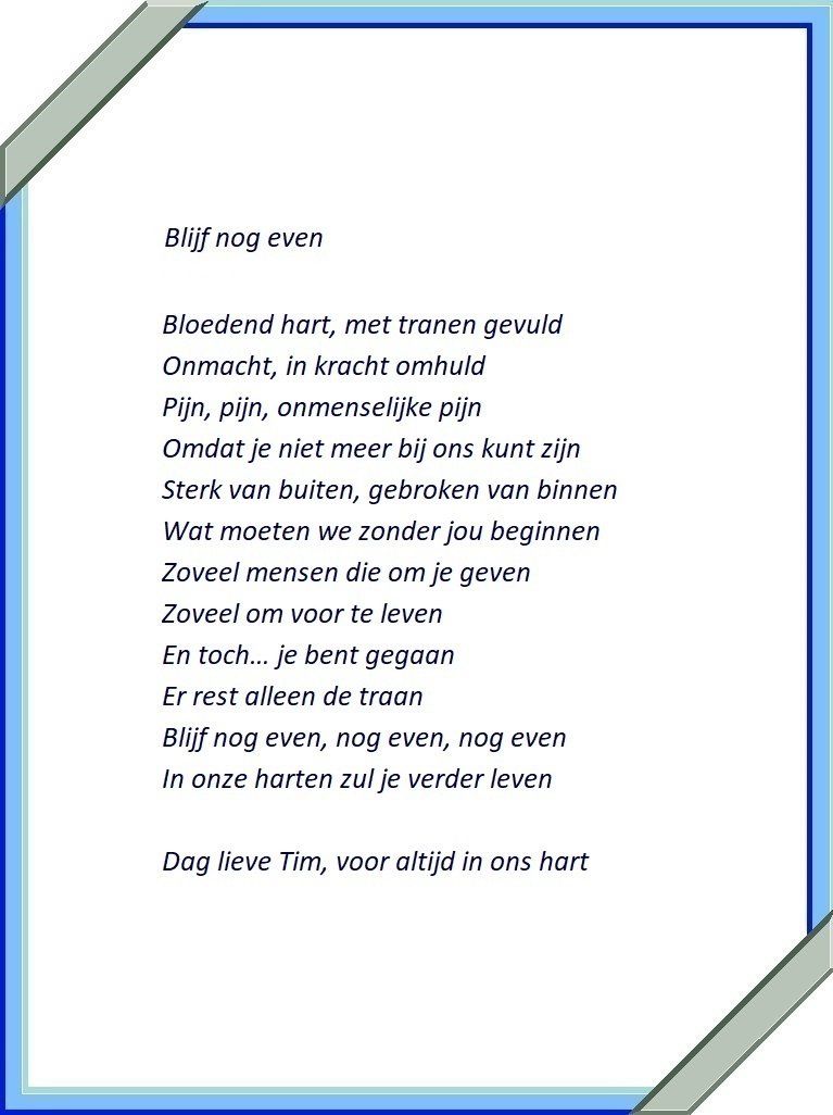 Een gedicht in het Nederlands op blauw omrand papier met lintjes in de hoeken.