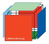 Een rode kubus met omringende gekleurde vlakken: lichtblauw, groen en donkerblauw. Tekst 