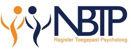 Logo van NBTP met twee gestileerde figuren in oranje en blauw. Tekst 