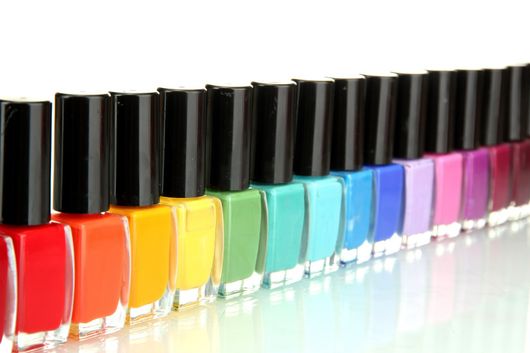 Smalti in tutti i colori dell'arcobaleno disposti in fila