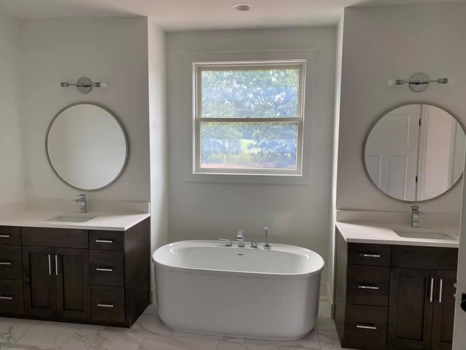 A bathroom with two sinks and a bathtub.