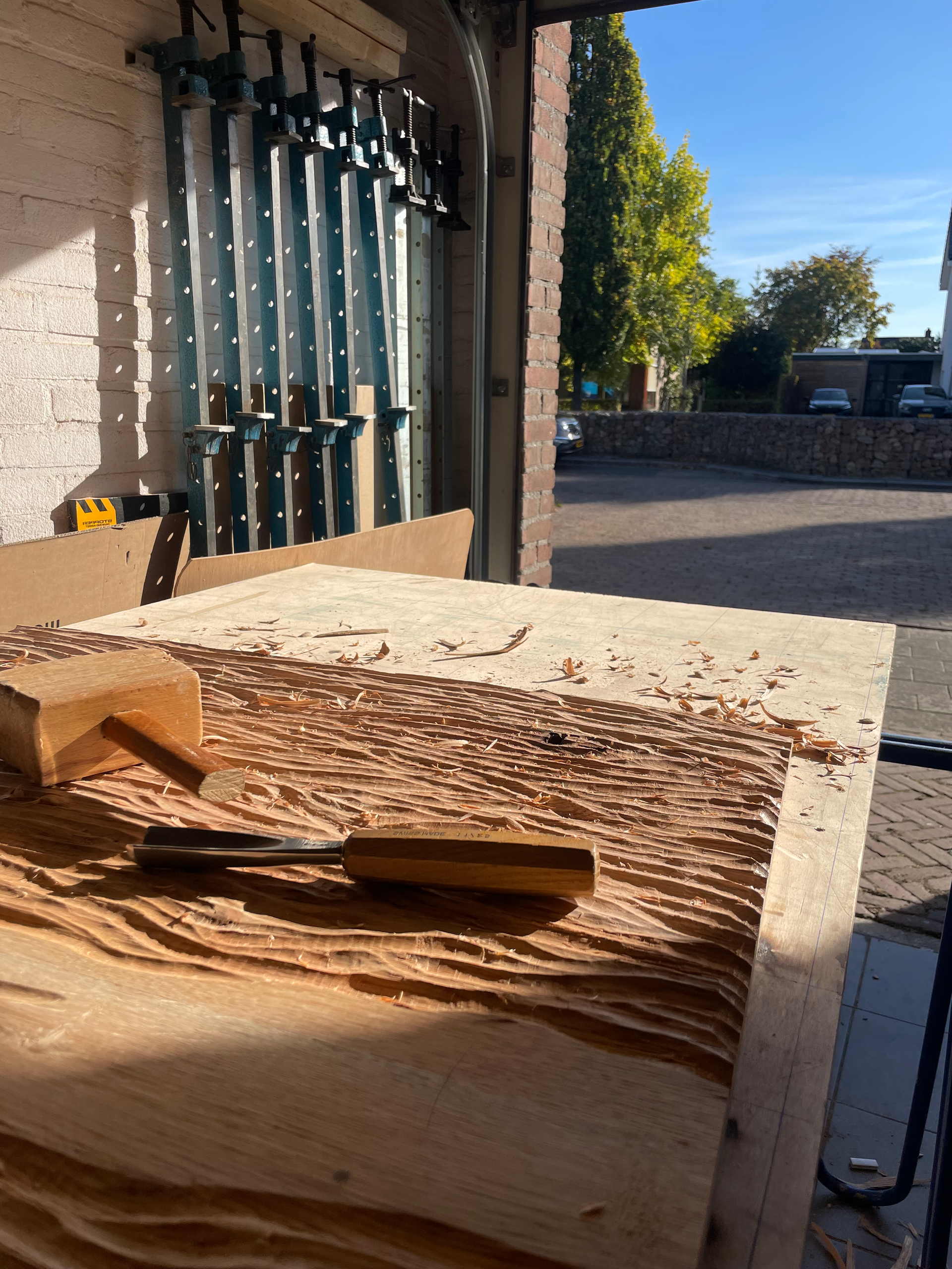 Een bewerkt stuk hout met een beitel erop