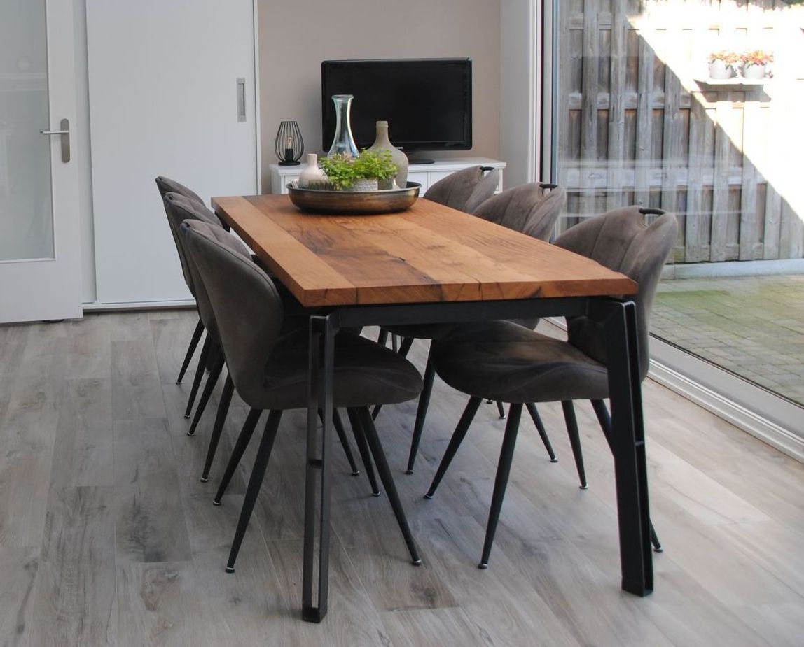 Een houten tafel en stoelen in een woonkamer