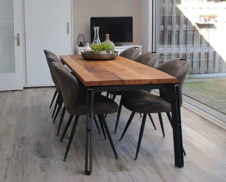 Een houten tafel en stoelen in een woonkamer