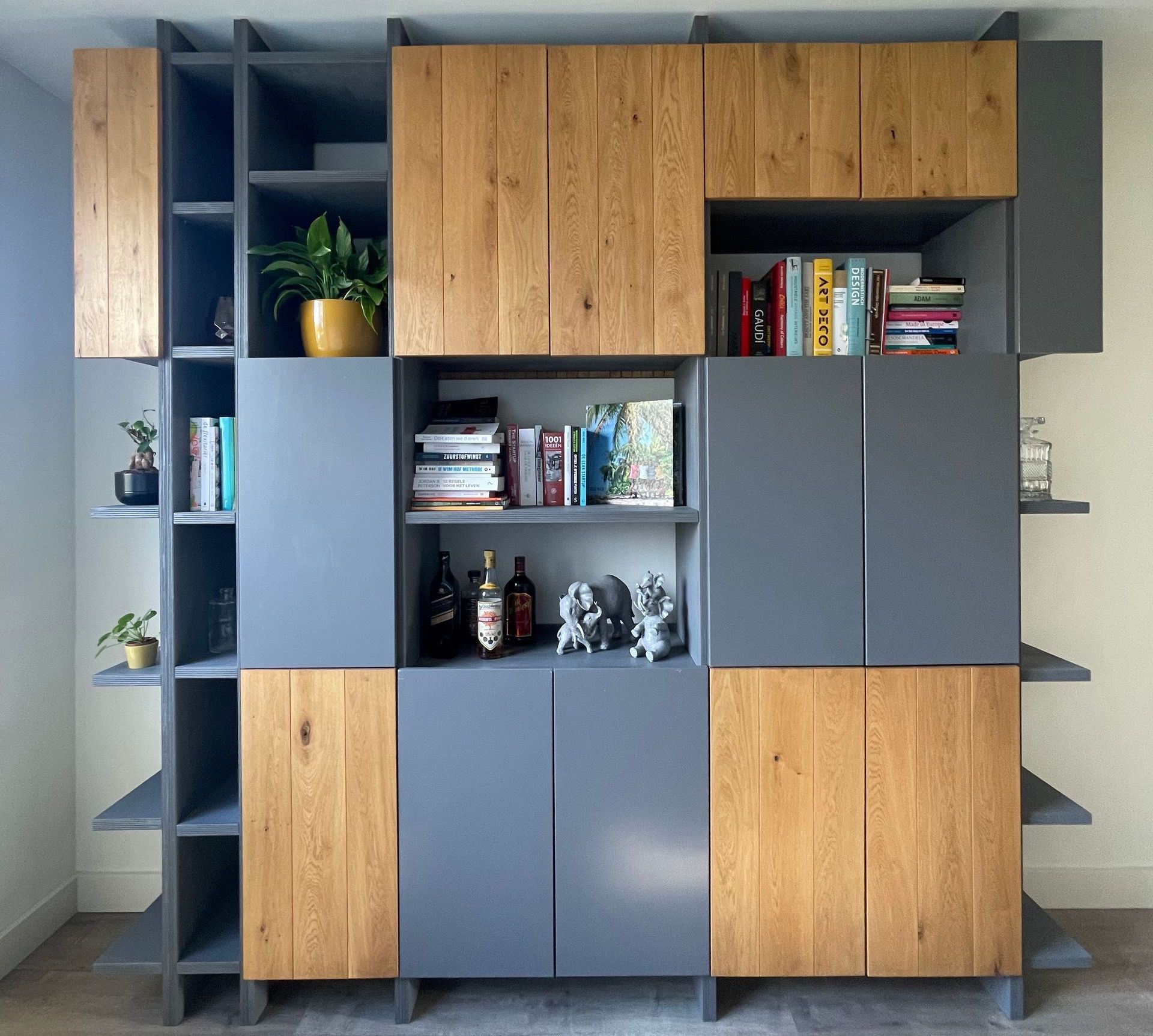 Een room divider met ingebouwde boekenkast 