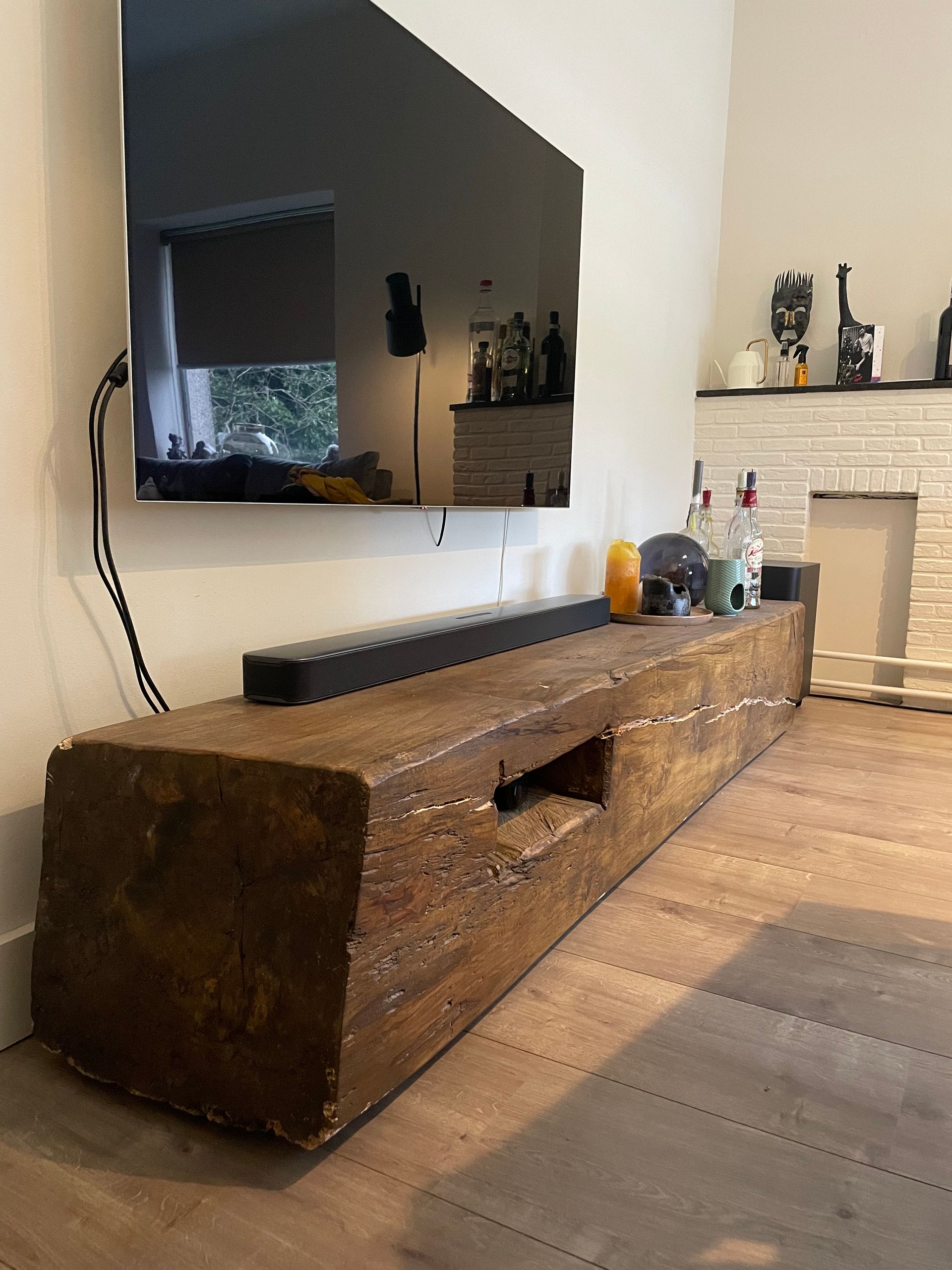 Een woonkamer met een grote flatscreen-tv aan de muur