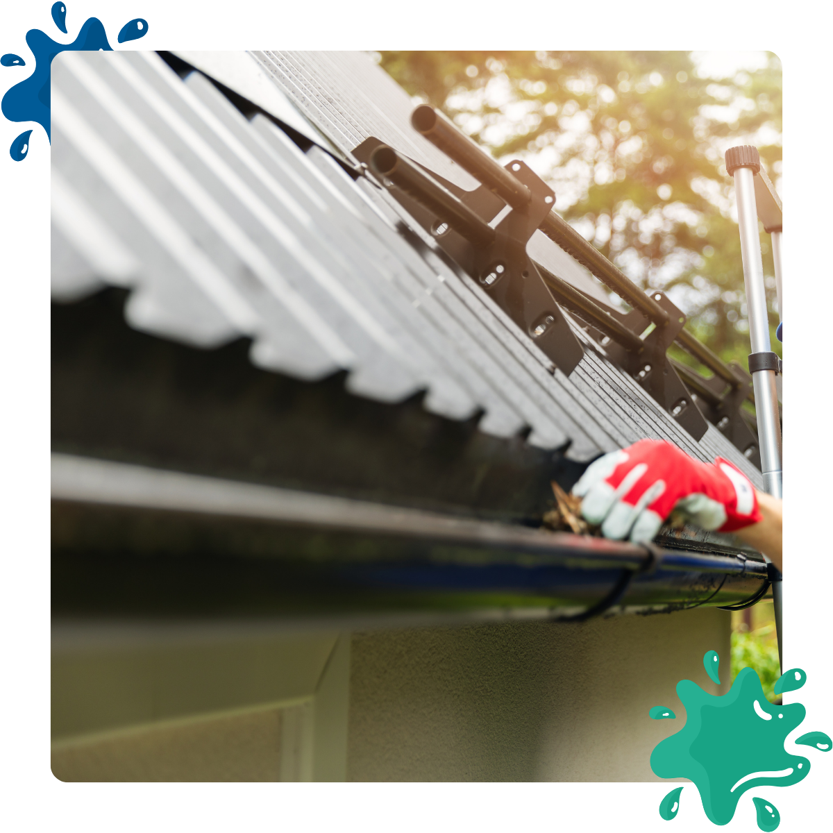 Iemand maakt een dakgoot op het dak van een huis schoon.