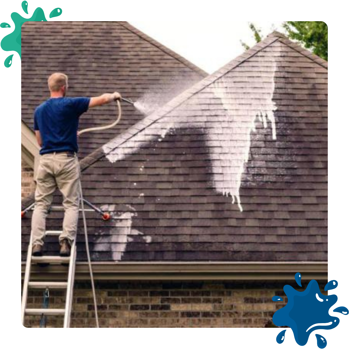 Een man maakt het dak van een huis schoon met een slang.