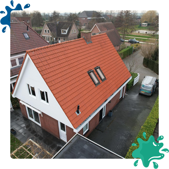 Een luchtfoto van een huis met een rood pannendak