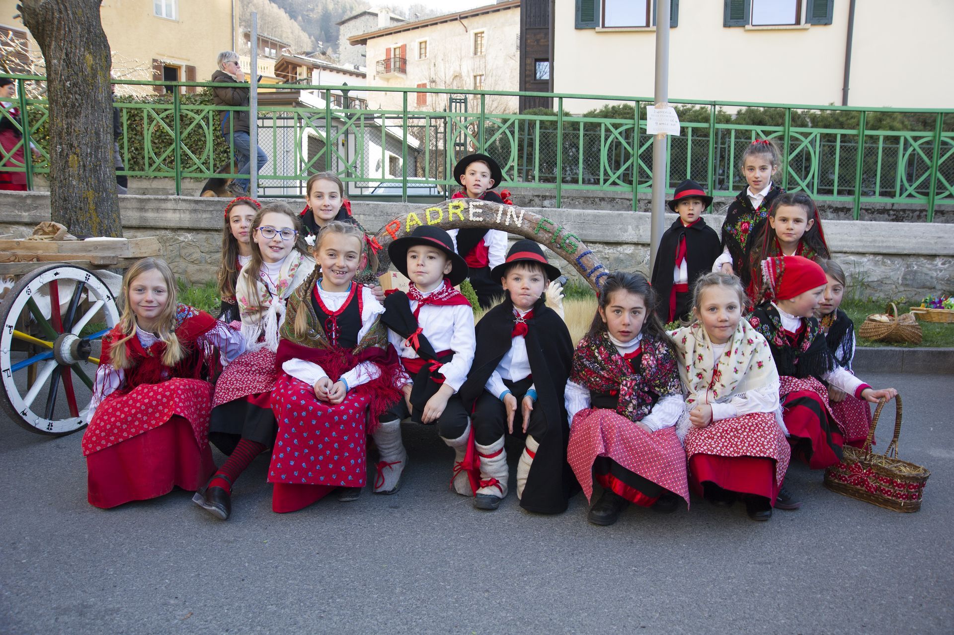Un gruppo di bambini in costumi tradizionali posano per una foto.