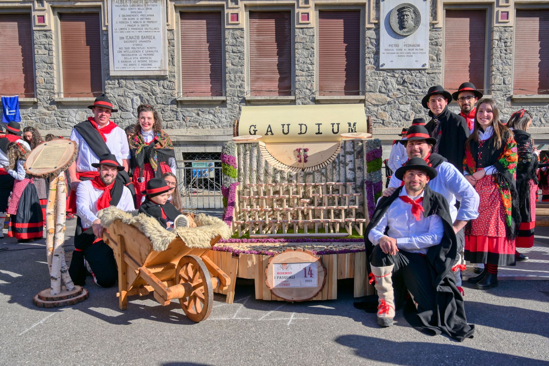 Un gruppo di persone posa per una foto davanti a un edificio.