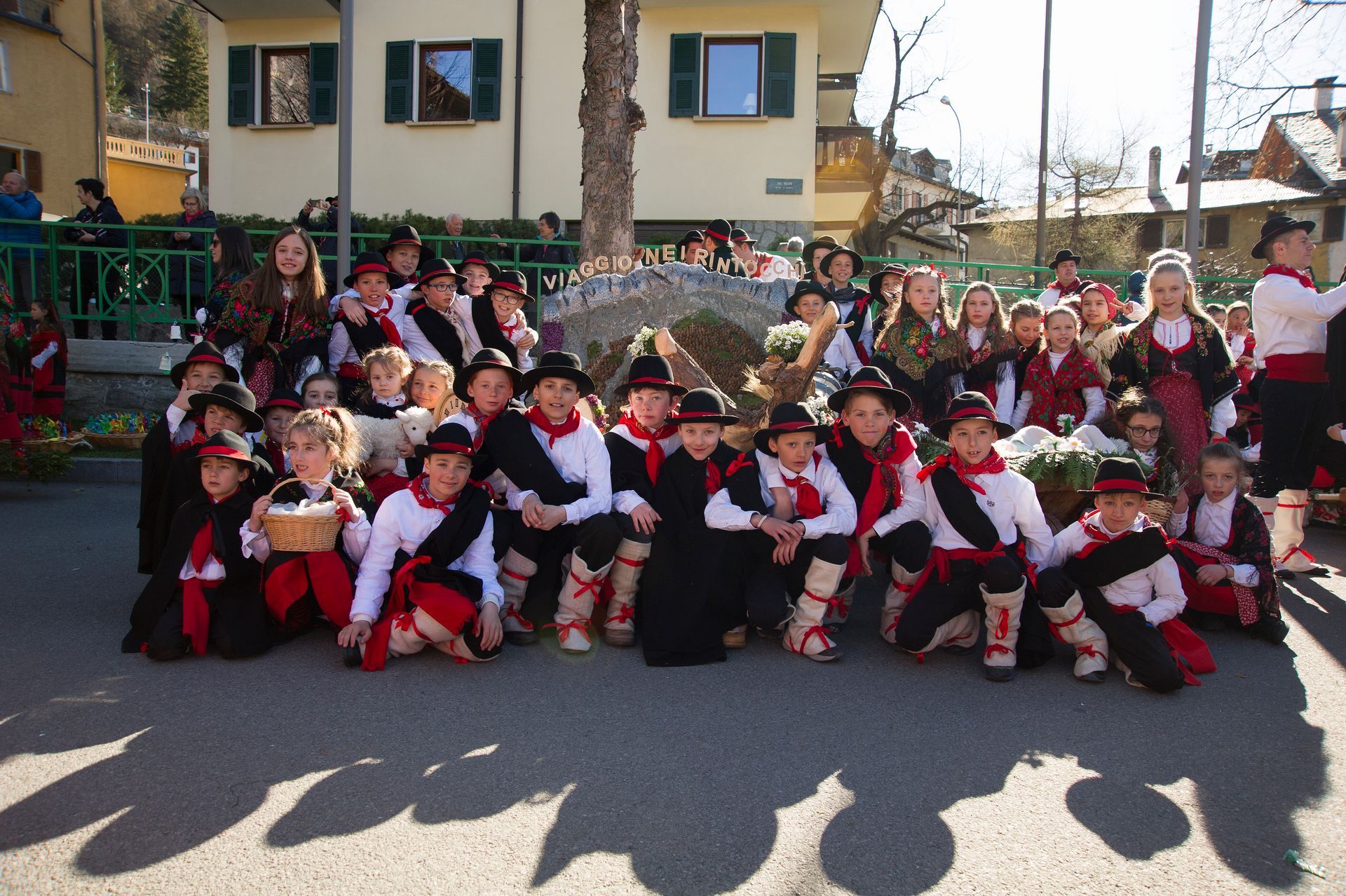 Un gruppo di bambini posa per una foto davanti a un edificio