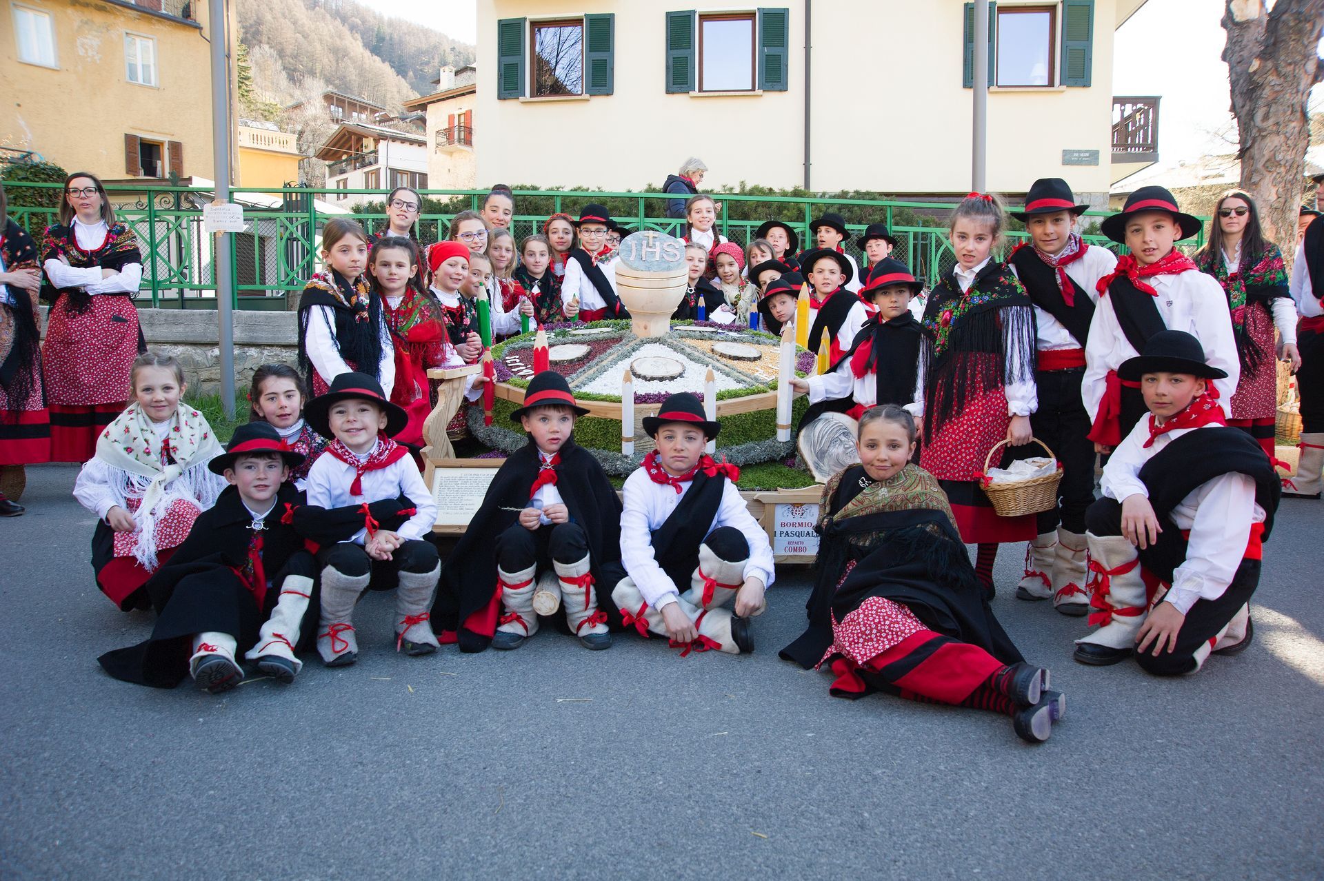 Un gruppo di bambini in costumi tradizionali posano per una foto