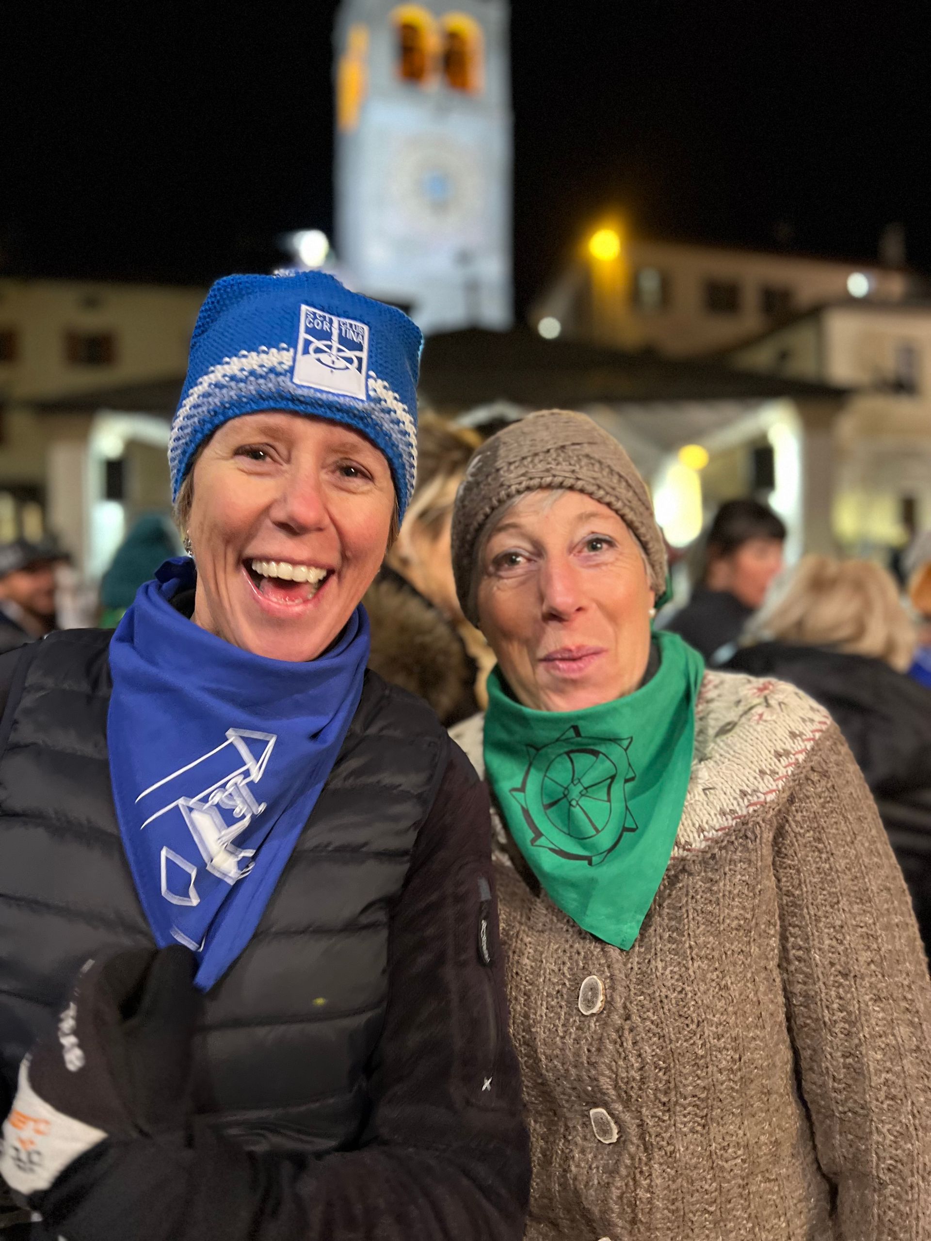 Due donne che indossano cappelli e sciarpe posano per una foto.