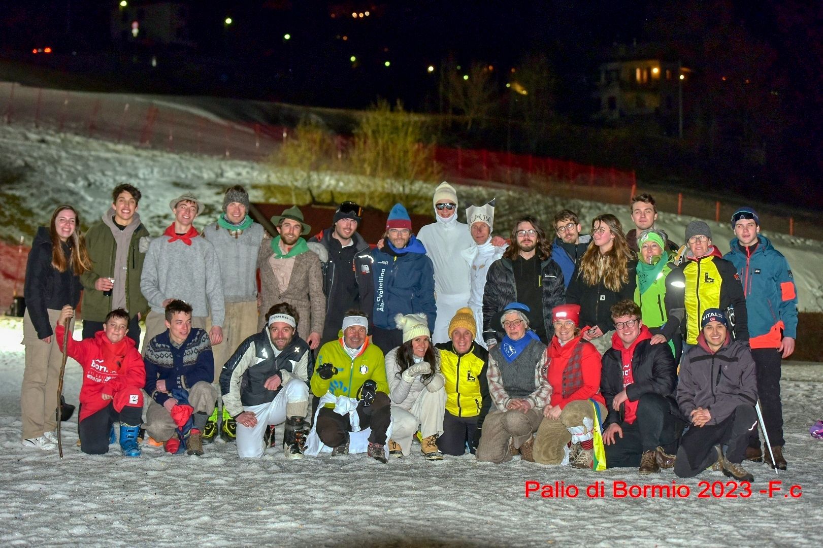 Un gruppo di persone posa per una foto nella neve.