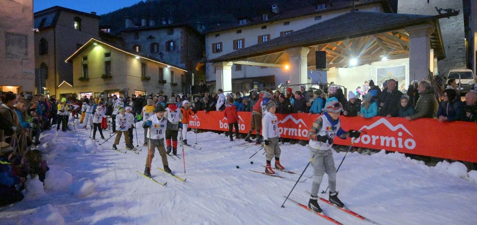 Uno snowboarder con il numero 449 sulla schiena