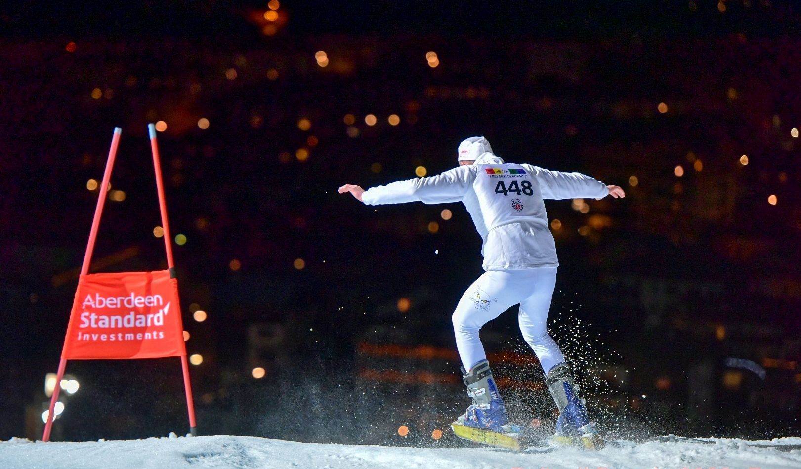 Uno snowboarder con il numero 449 sulla schiena