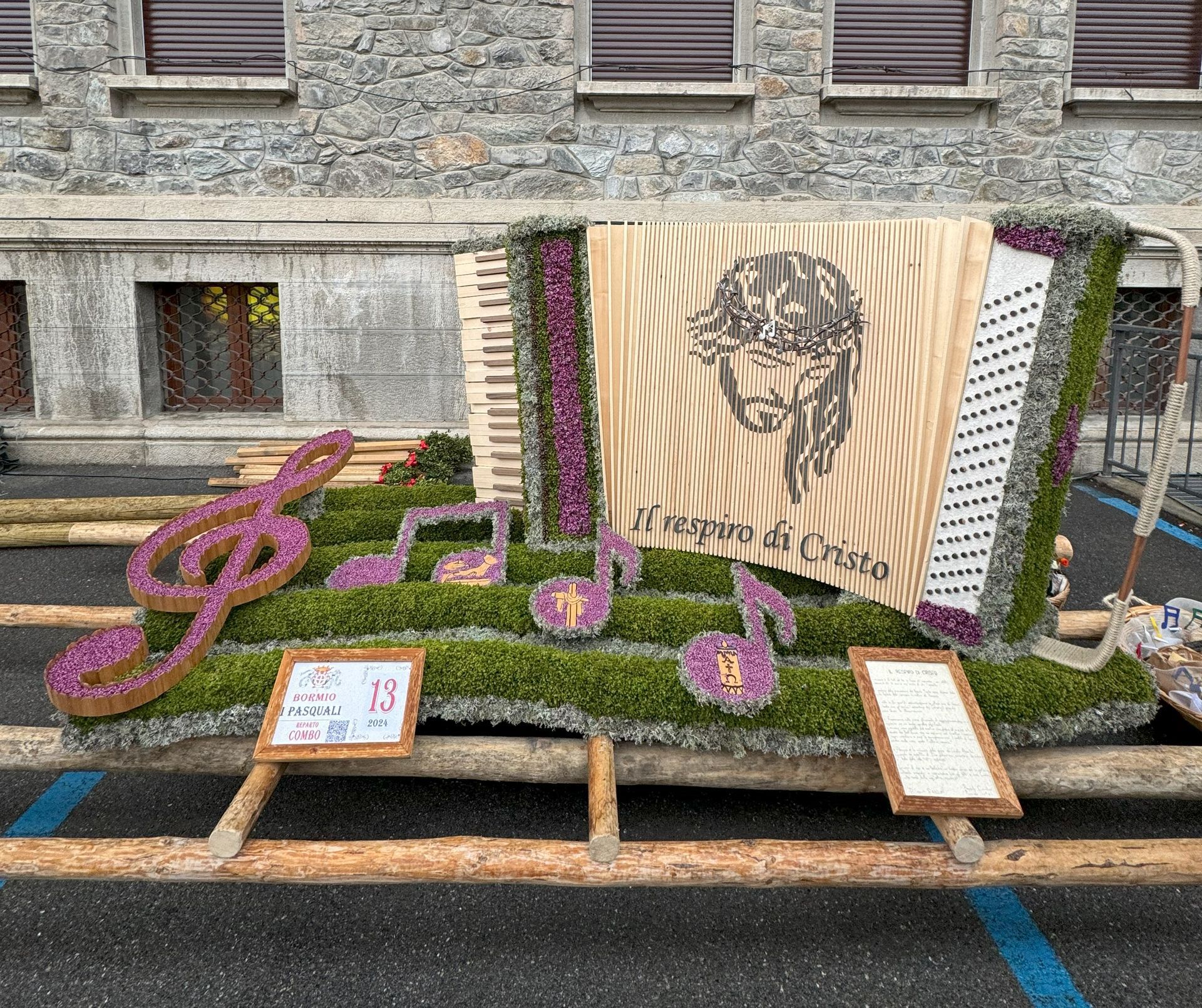 Un'esposizione floreale con sopra l'immagine di Gesù