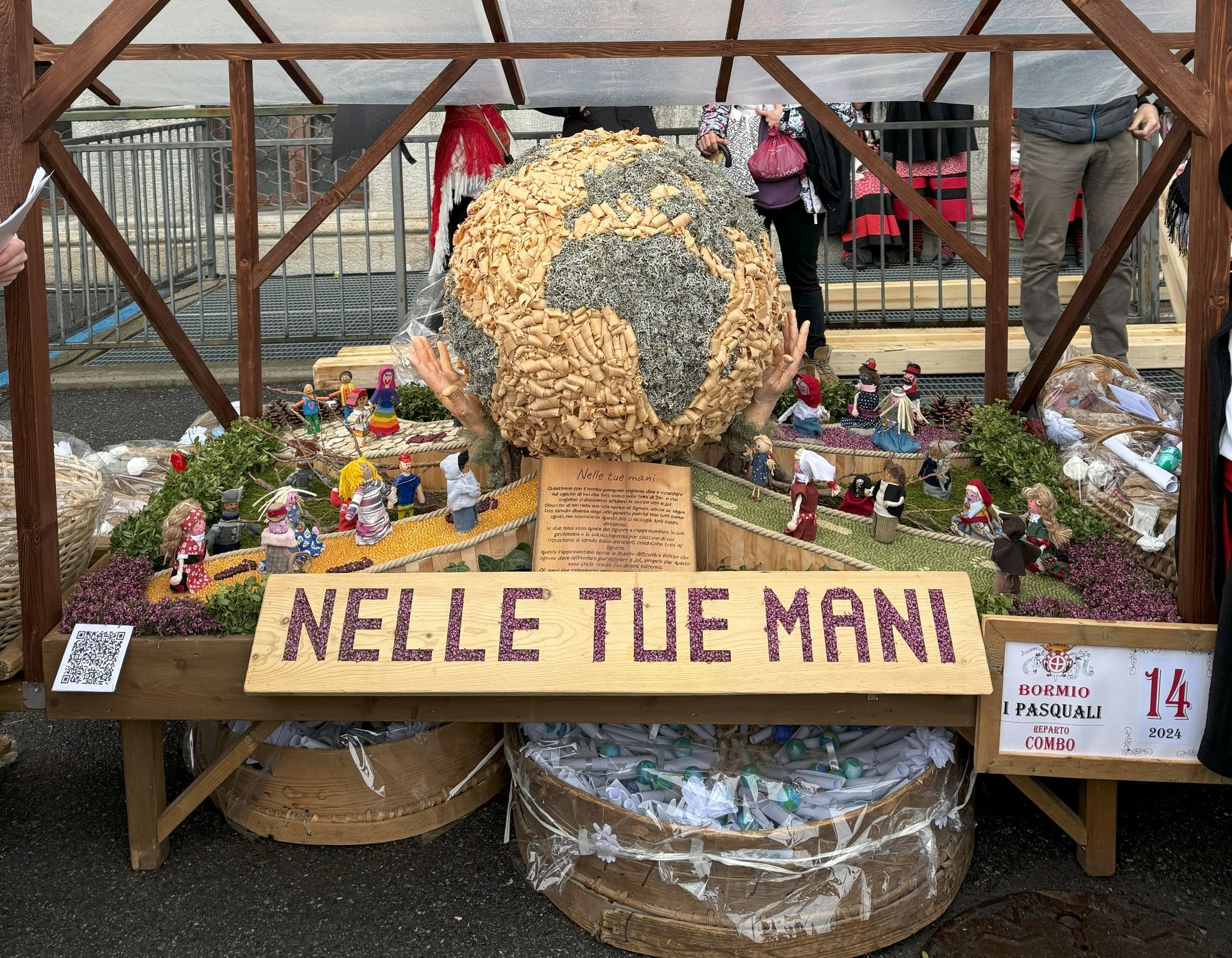 Un tavolo di legno con un cartello che dice nelle tue mani