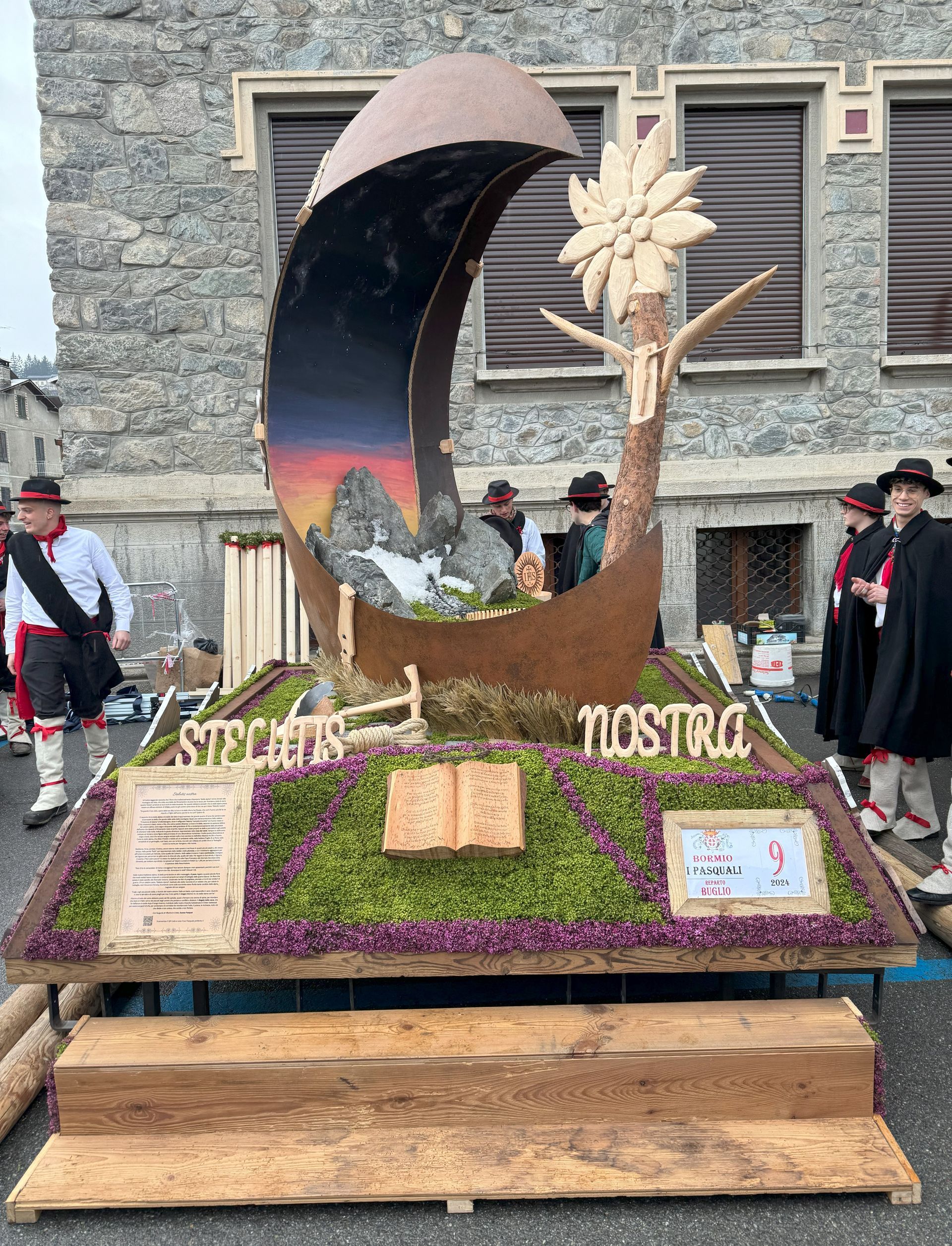 Una statua di una falce di luna con sopra una croce.