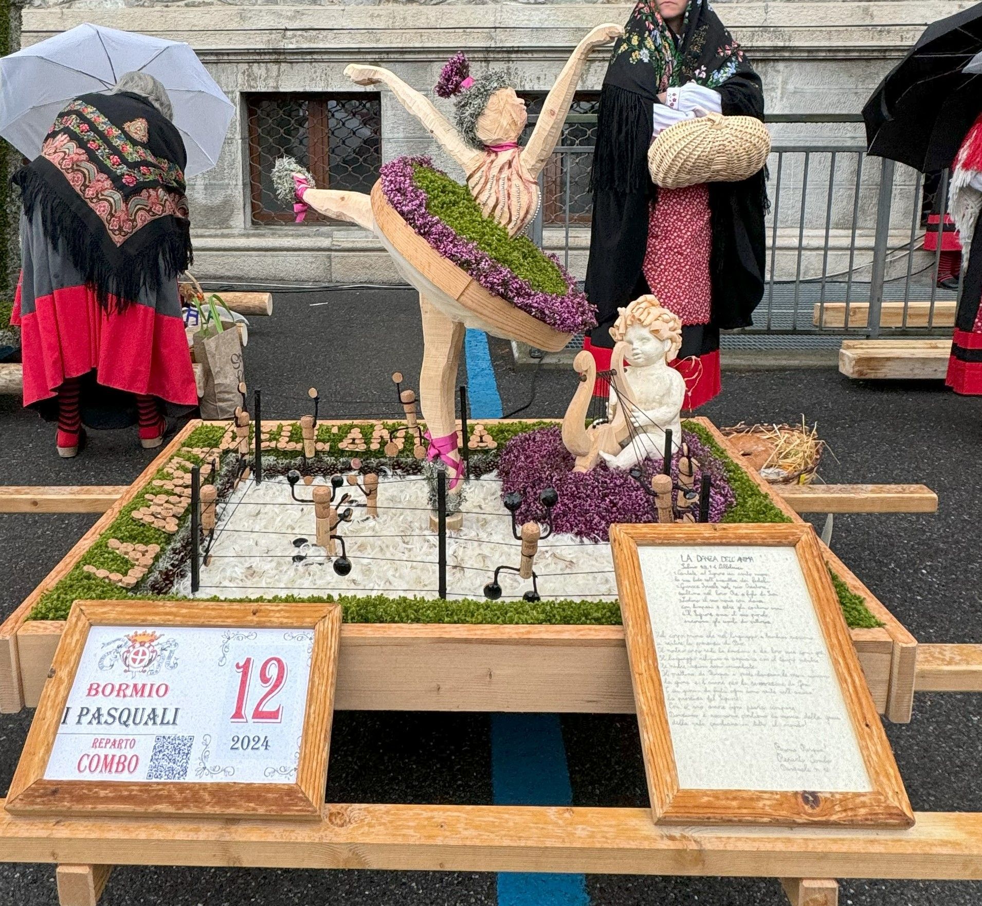 Su un tavolo c'è la statua di una ballerina con un cartello che dice 12