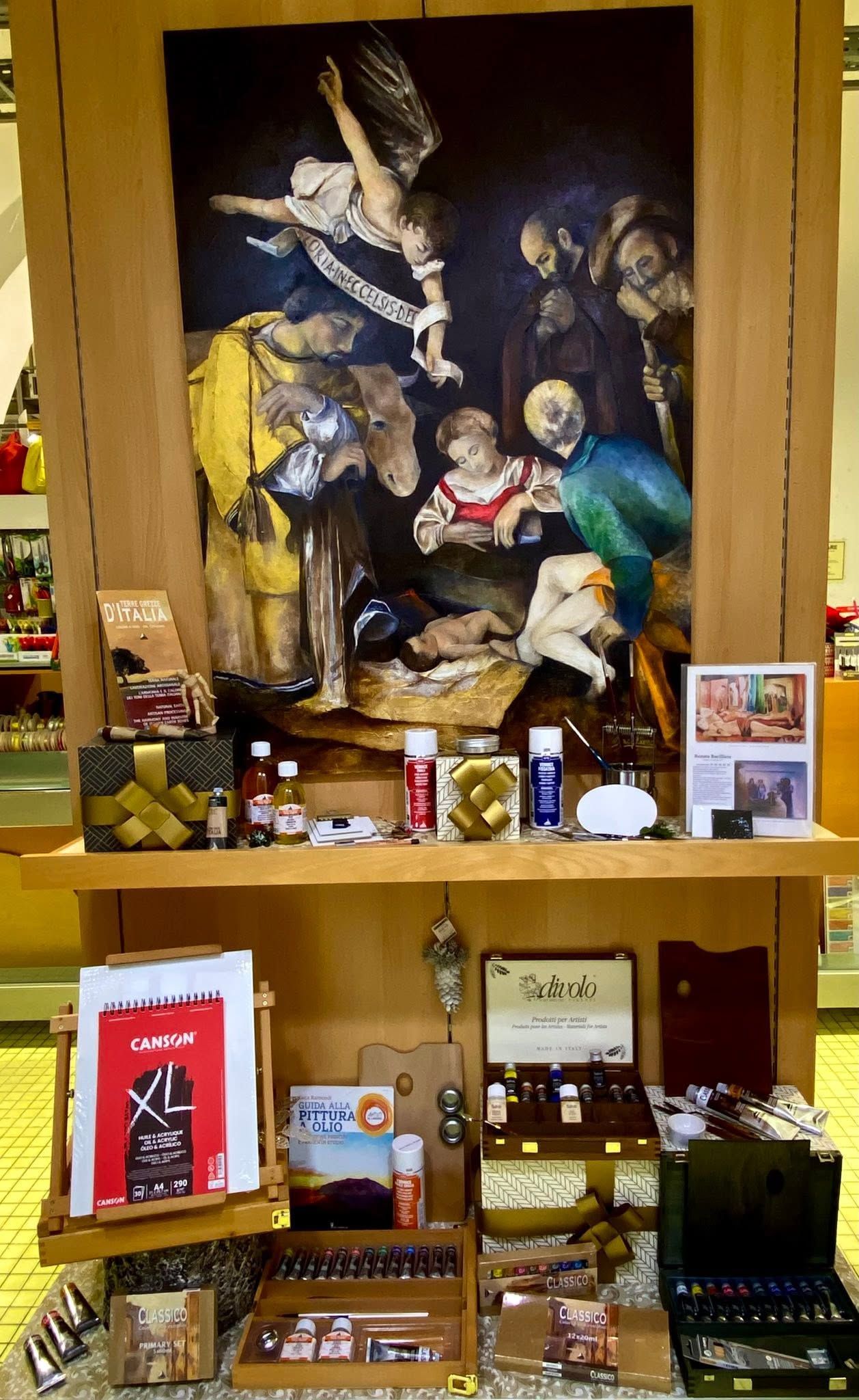 Altare in legno con dipinti religiosi, candele, foto incorniciate e offerte disposte su mensole.