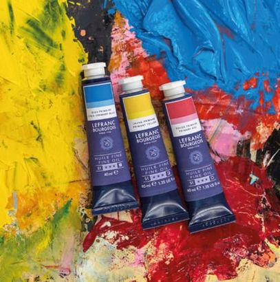 Tre tubetti di colore su uno sfondo astratto e colorato nei toni del blu, giallo, rosso e bianco.