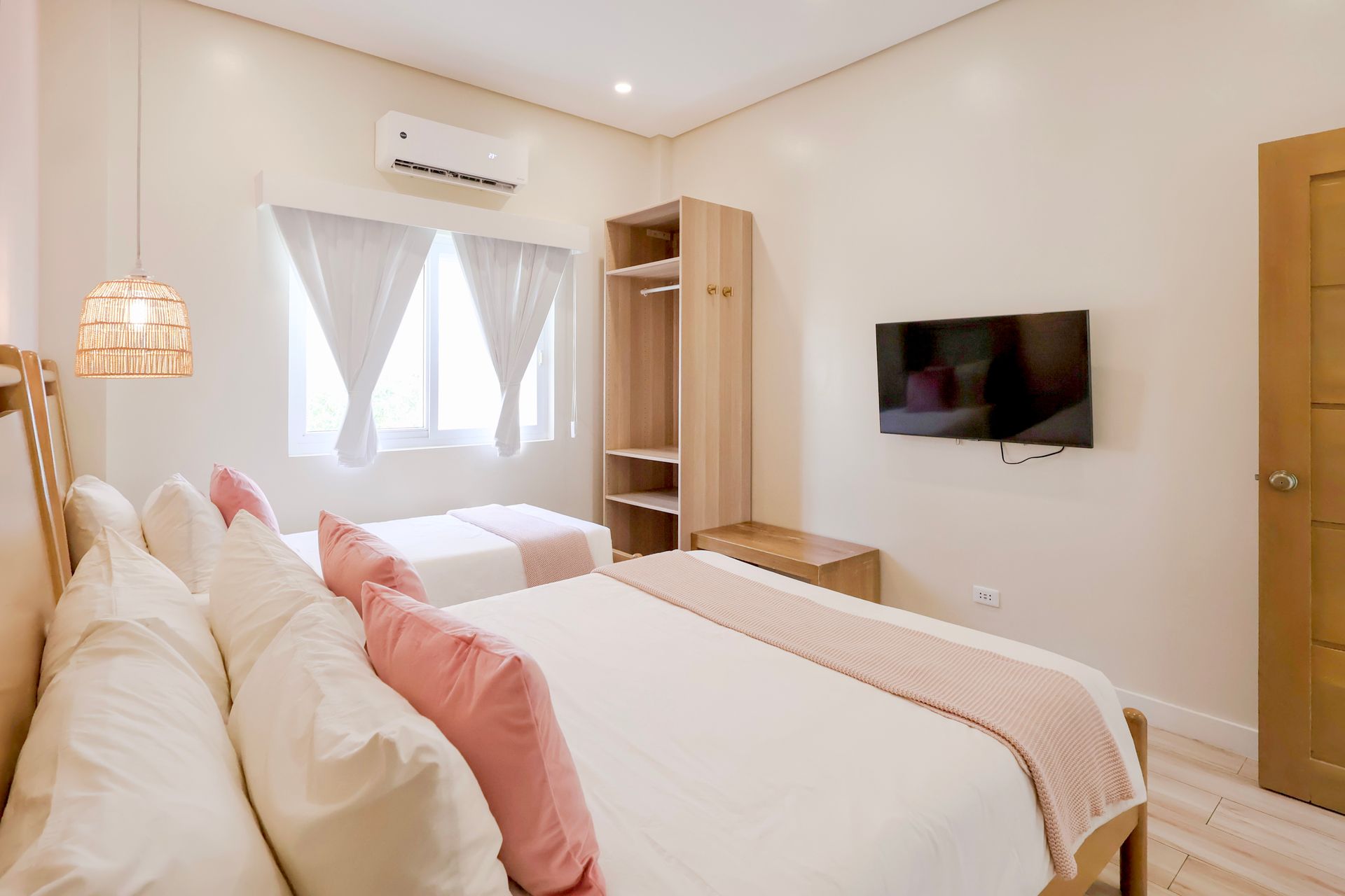 Alesea Baroro Pink Bedroom
