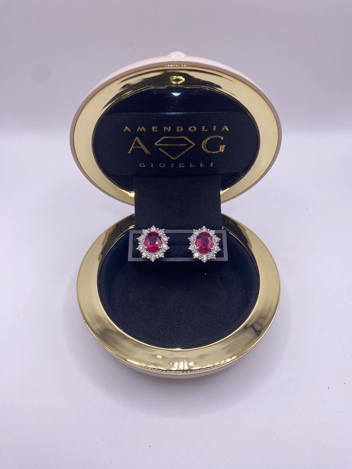 Set di gioielli in una scatola bianca: collana, orecchini, bracciale e anello con pietre preziose blu. Logo 