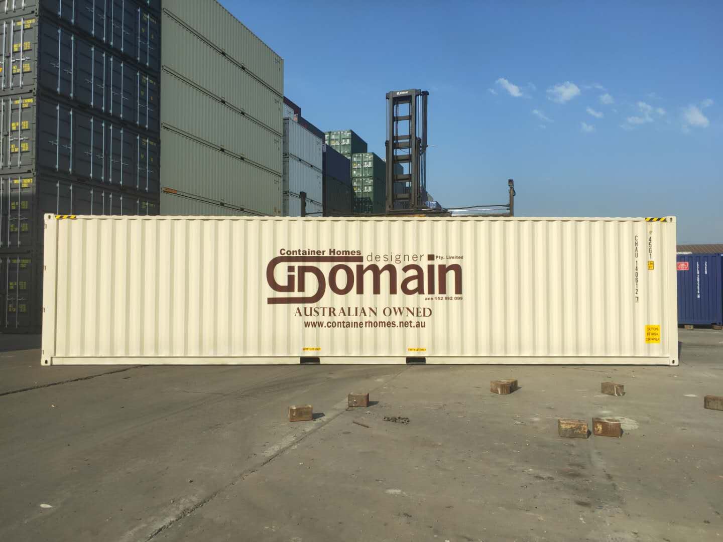 Cream shipping container with 