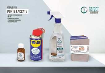 Prodotti per la pulizia: WD-40, flacone spray, olio e panni per la pulizia su uno scaffale. Per porte laccate.