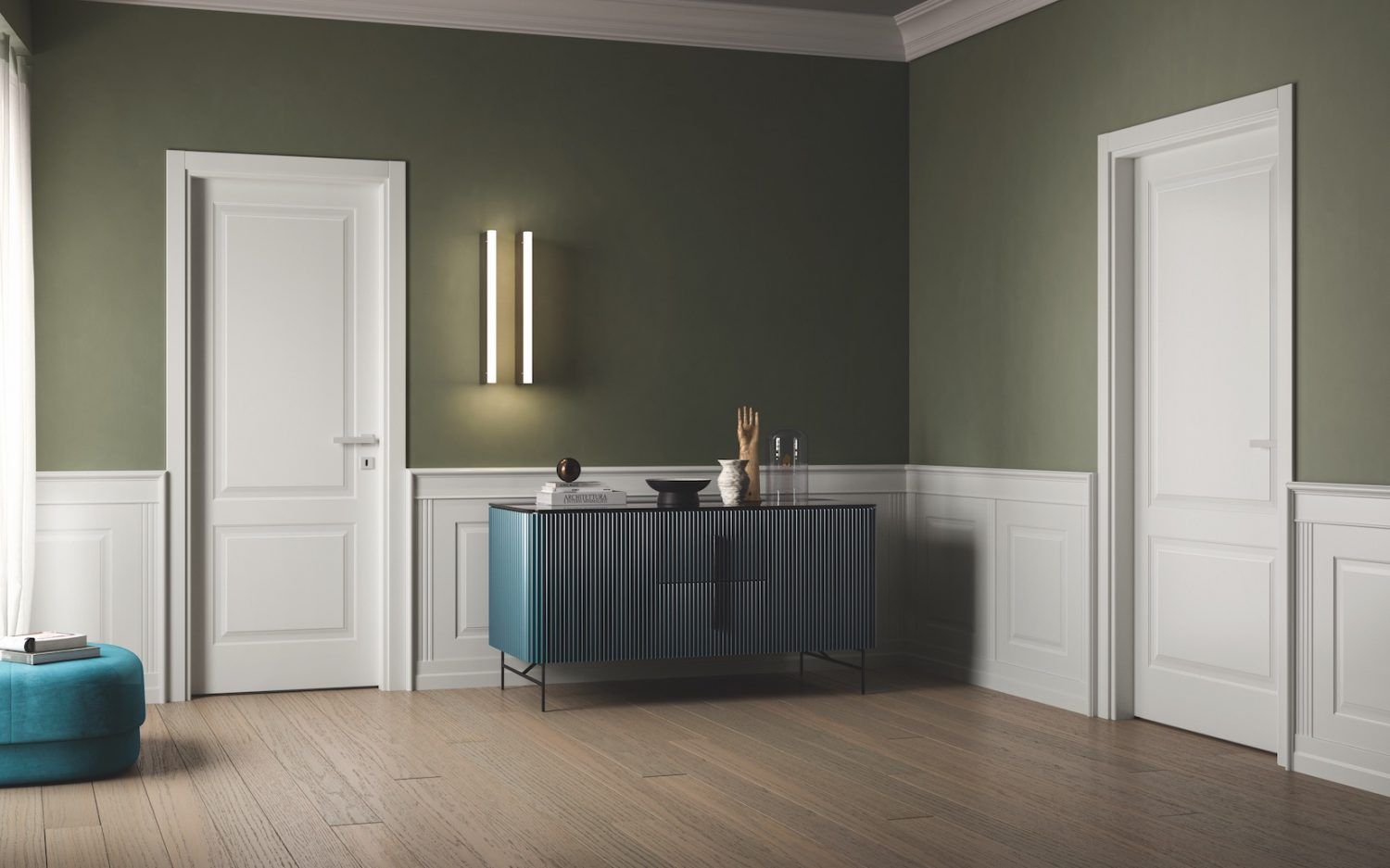 Interno con pareti verdi, porte bianche, un mobile blu e pavimento in legno.
