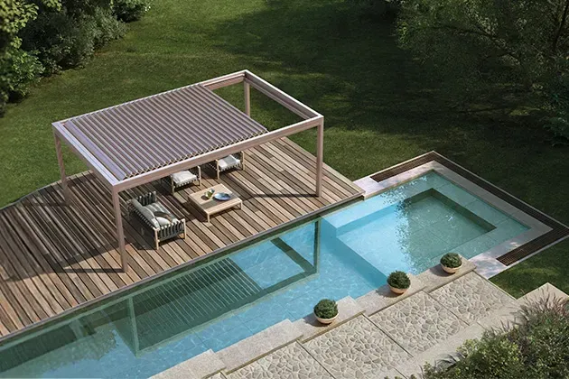 Moderno patio a bordo piscina con pergolato e mobili da salotto con vista sulla piscina.
