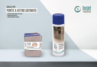 Kit di pulizia per porte in vetro satinato, composto da flacone spray e panni per la pulizia, di Target.