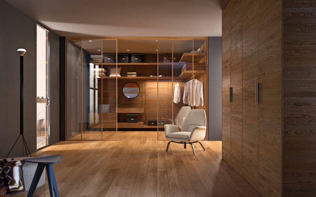 Cabina armadio con ripiani in legno, porte in vetro, una sedia e pavimenti in legno.