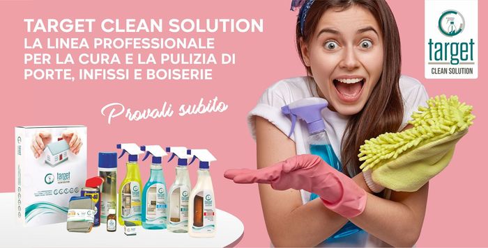 Donna che tiene in mano con entusiasmo un panno per la pulizia e un flacone spray.