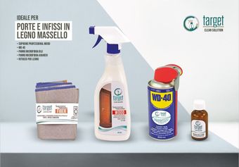 Prodotti per porte e telai in legno: spray detergente, WD-40, una bottiglietta e un fascio di stracci.