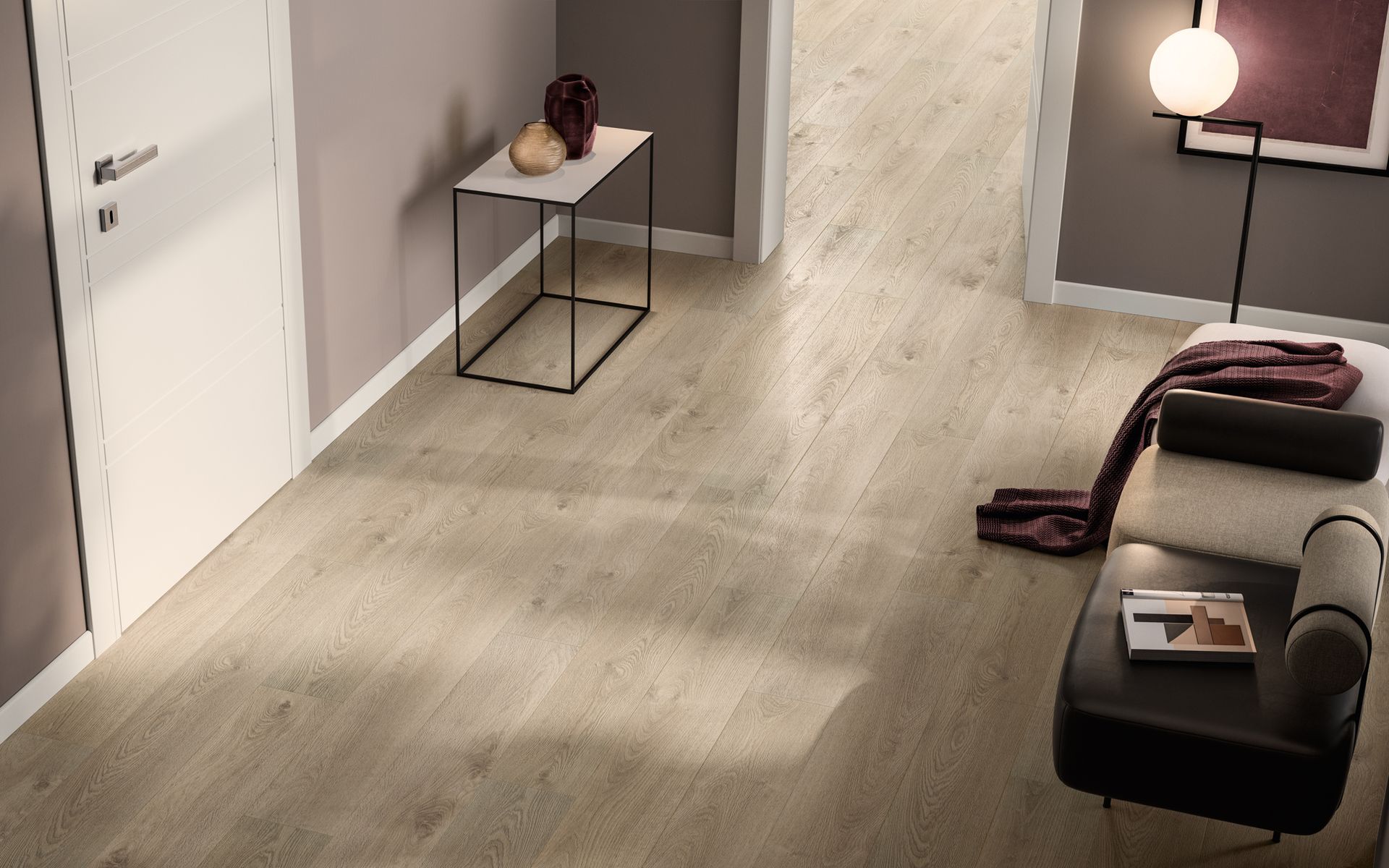 Pavimento effetto legno chiaro in una stanza con poltrona nera, tavolino laterale e lampada da terra moderna.