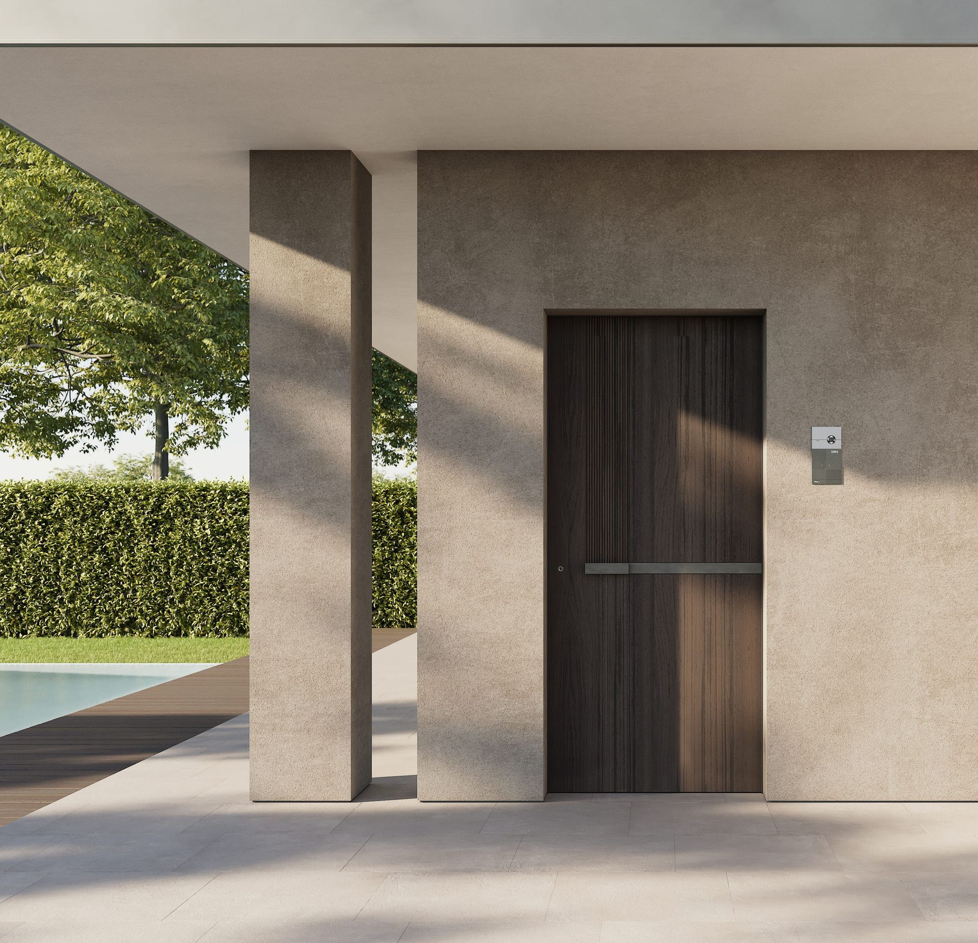 Porta in legno su una parete esterna beige. Maniglia argentata, citofono. Colonne e un patio con piscina sullo sfondo.