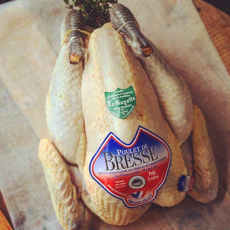 Ein Huhn mit einem Etikett, auf dem Poulet de Bresse steht