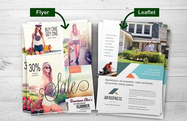 Volantes y folletos con diseño gráfico y contenido promocional mostrados sobre una superficie con veta de madera.