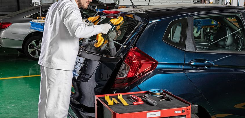 Colaborador Honda Kaizen RS trocando vídro traseiro do carro na oficina de Funilaria e Pintura em Porto Alegre